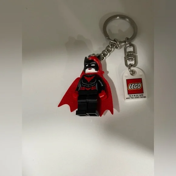 Lego DC Batwoman Minifig keychain / keyring (retired, bought in ‘21 or ‘22) - Picture 1 of 6